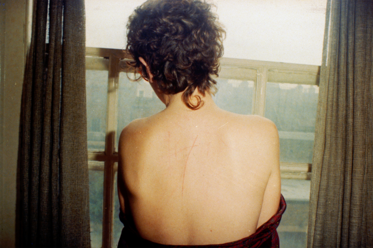 https://cinema-concorde.com/wp-content/uploads/2023/02/self-portrait-with-scratched-back-after-sex-london-1978-photo-courtesy-of-nan-goldin-copie-768x511.jpeg